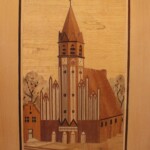 Intarsja przedstawia żniński Kościół pw. Najświętszej Marii Panny Królowej Polski